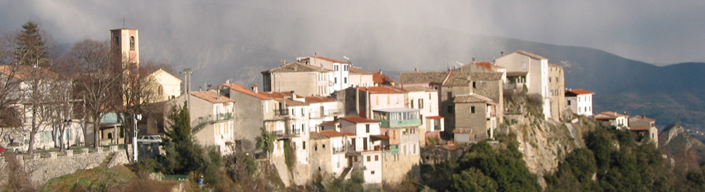 Vue du village perché de Revest-les-Roches