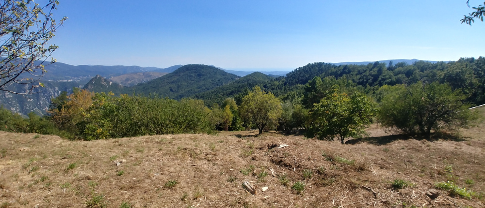 Vue panoramique du terrain depuis le haut du lotissement